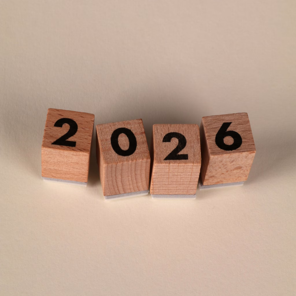 Interiorismo consciente aplicado a propósitos: rincón de lectura acogedor para fomentar el hábito y estación de carga en el recibidor para desconexión digital